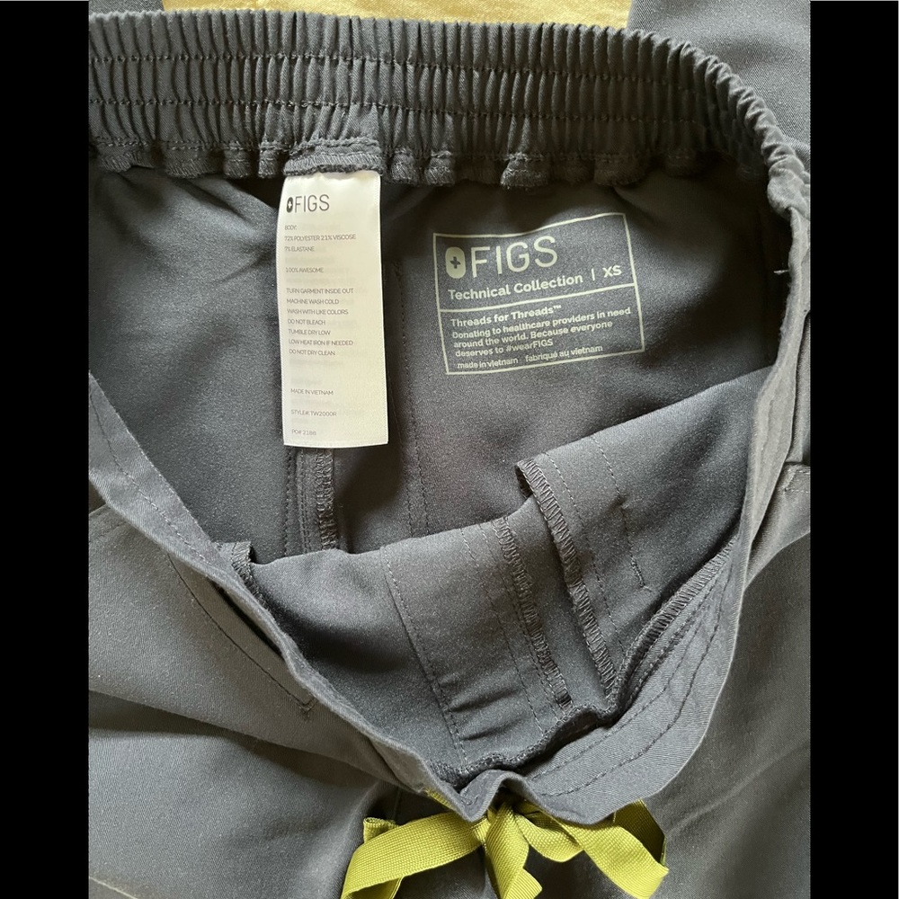 Women’s FIGS SCRUB SET in Night Sky (blue). NEW without tags. Top XXS, Bottom XS - Picture 8 of 8